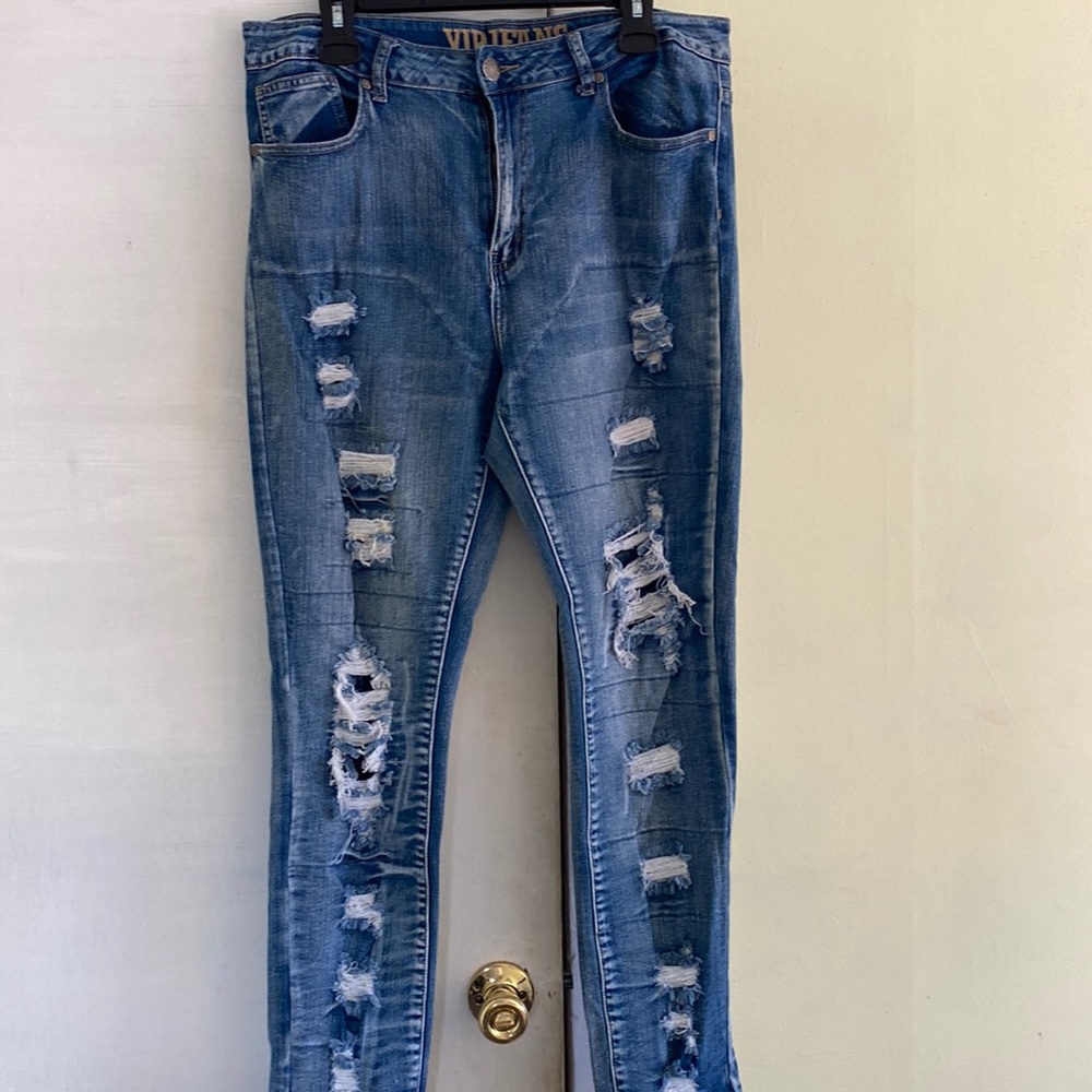 VIP CottonStretch Sexy Contour Distressed Jeans Never Used